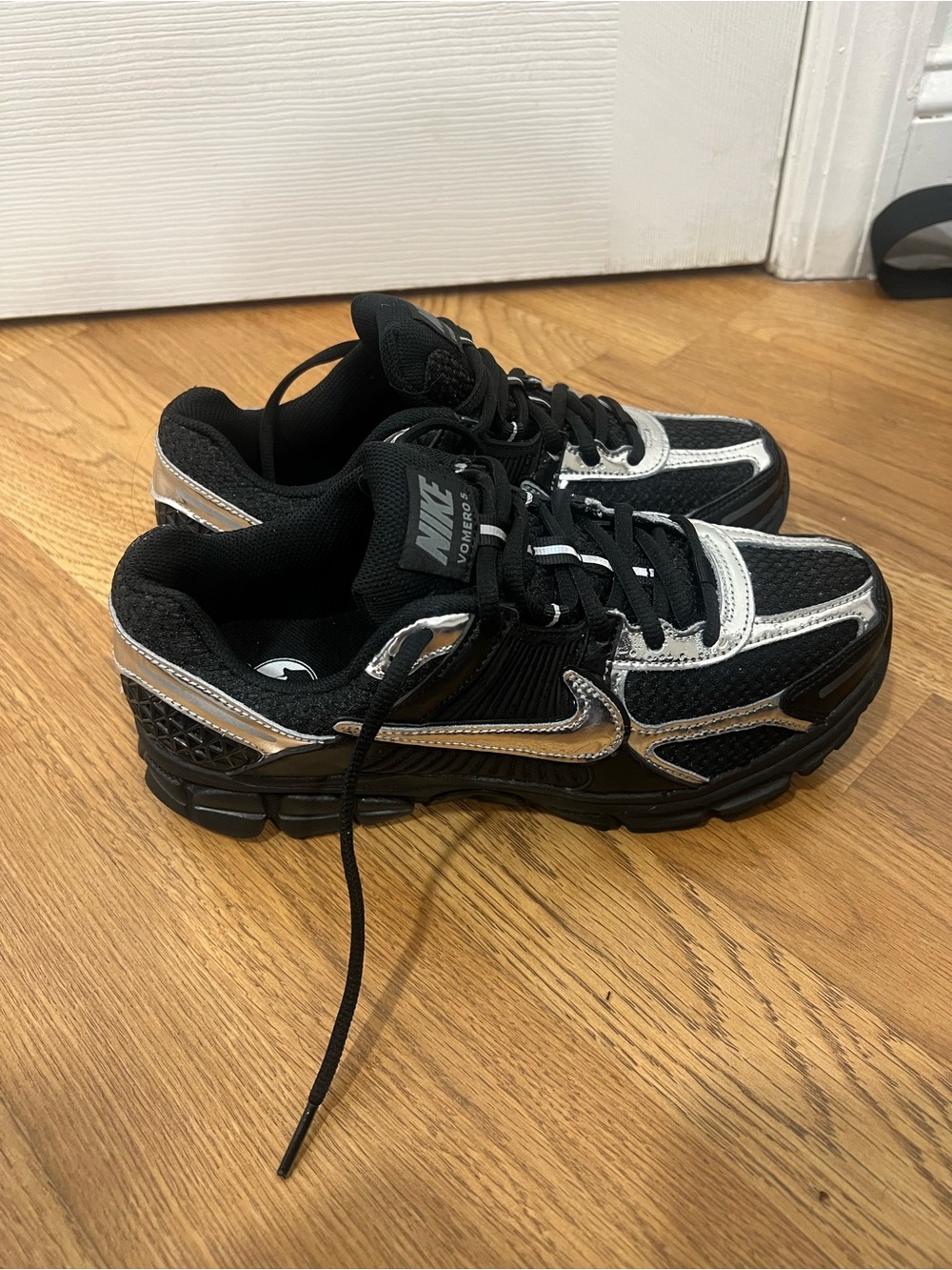 Nike vomero Black & Silver Sneakers